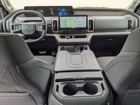 Used 2025 Ford Expedition Active image 15