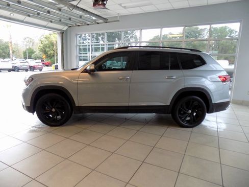 Used 2023 Volkswagen Atlas SE w/ Panoramic Sunroof Package image 4