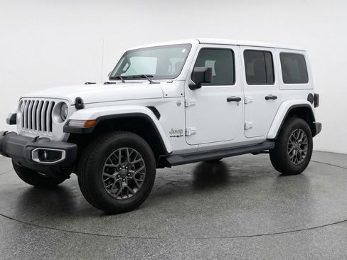 Used 2025 Jeep Wrangler Sahara image 3