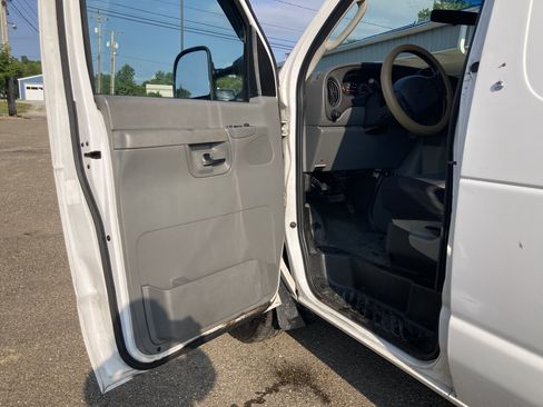 Used 2005 Ford E-350 and Econoline 350 Extended Super Duty RWD image 11