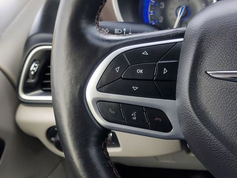 Used 2019 Chrysler Pacifica Touring-L image 13