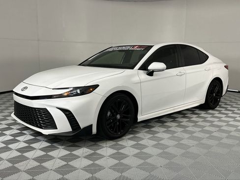 Used 2025 Toyota Camry SE w/ Convenience Package FWD image 4