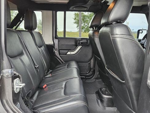 Used 2014 Jeep Wrangler Unlimited Rubicon w/ Connectivity Group image 14