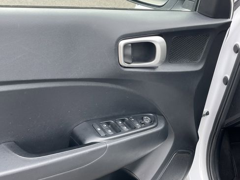 Used 2022 Hyundai Venue SE FWD image 16