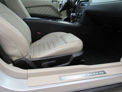 Used 2010 Ford Mustang Convertible RWD image 27