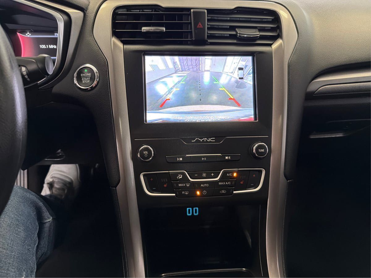 Used 2020 Ford Fusion SE AWD/4WD image 28