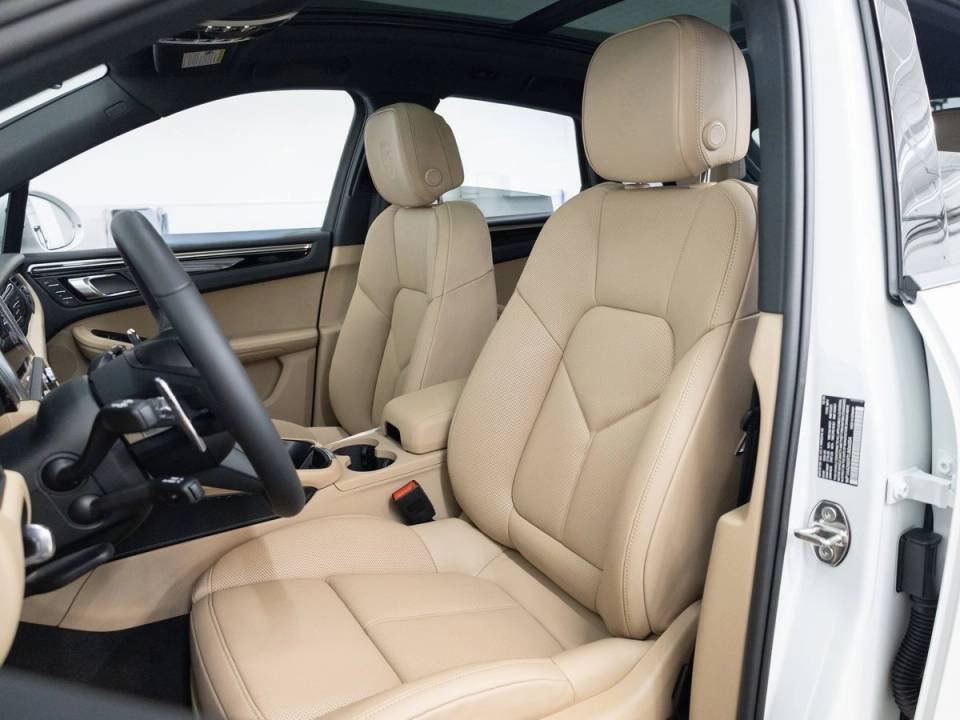 Certified 2026 Porsche Macan AWD/4WD image 29