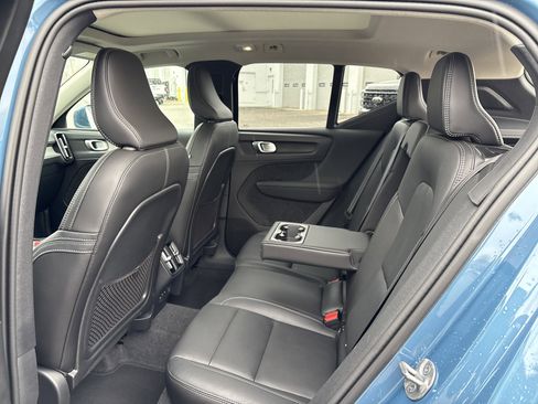 Used 2025 Volvo XC40 B5 Core image 35