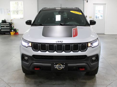 Used 2025 Jeep Compass Trailhawk AWD/4WD image 3
