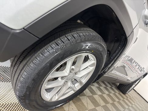 Used 2025 Jeep Grand Cherokee Laredo X w/ Luxury Tech Group I AWD/4WD image 31