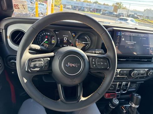 Used 2024 Jeep Wrangler Unlimited image 37
