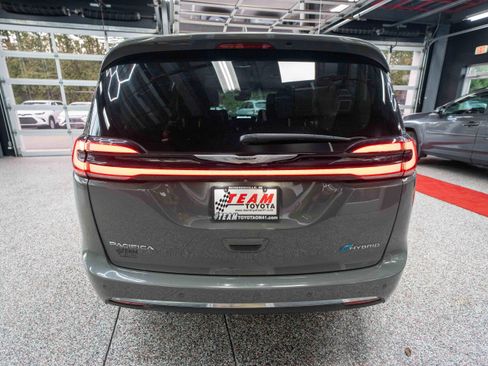 Used 2022 Chrysler Pacifica Touring-L w/ Uconnect Theater Family Group image 3