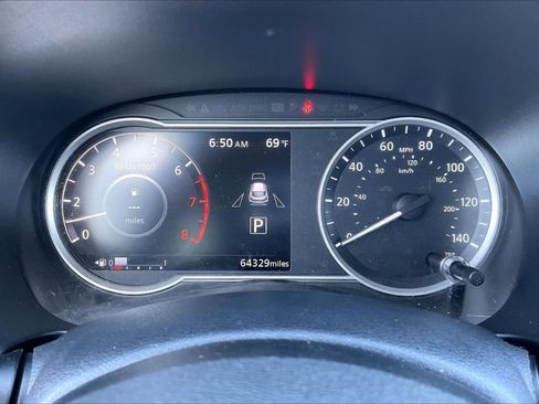 Used 2018 Nissan Kicks FWD image 20
