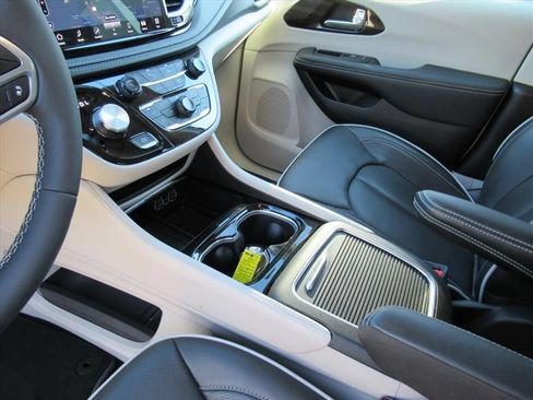 Certified 2024 Chrysler Pacifica Limited AWD/4WD image 17