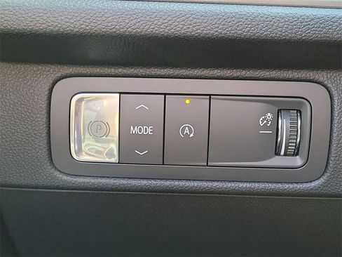 Used 2025 Chevrolet Traverse LT w/ Enhanced Driving Package image 17