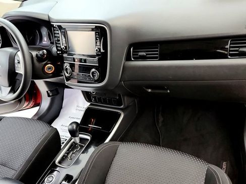 Used 2019 Mitsubishi Outlander ES AWD/4WD image 16