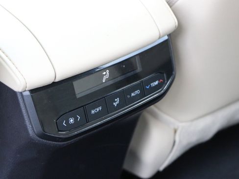 Used 2024 Toyota Highlander XLE AWD/4WD image 31