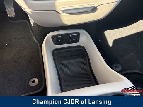 Used 2017 Chrysler Pacifica Touring FWD image 31