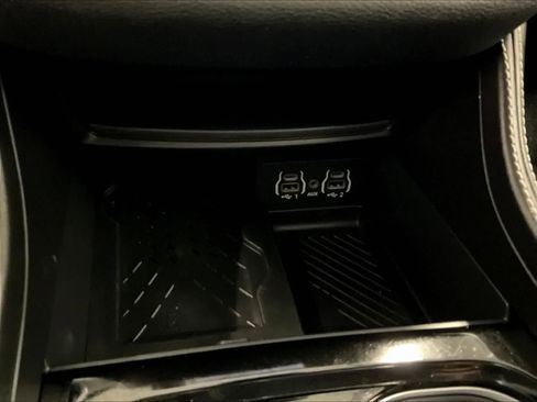 Used 2025 Chrysler Pacifica Limited image 28