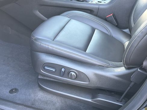 Used 2023 Chevrolet Traverse LT FWD image 15