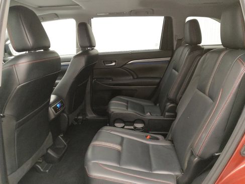Used 2019 Toyota Highlander SE AWD/4WD image 18