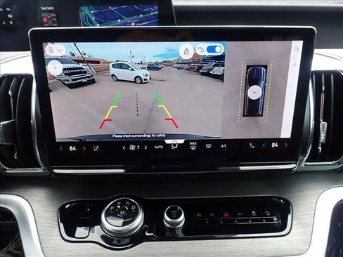 Used 2025 Ford Expedition Platinum image 17