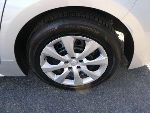 Used 2021 Toyota Corolla LE image 31