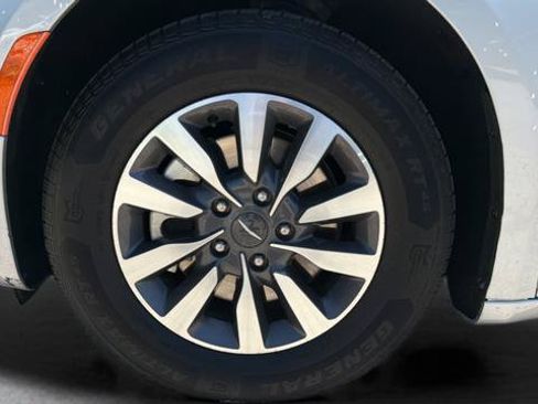 Used 2024 Chrysler Pacifica Limited FWD image 38