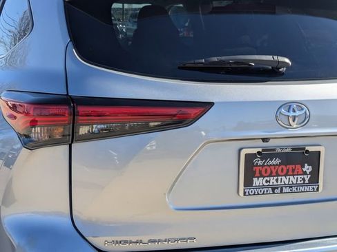 Used 2023 Toyota Highlander L image 9