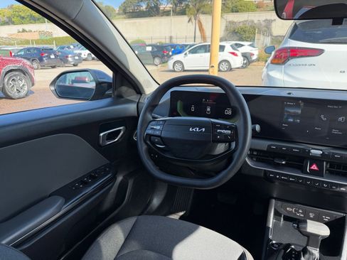 Used 2025 Kia K4 LXS image 33