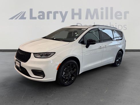 New 2026 Chrysler Pacifica Select image 1