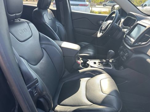 Used 2017 Jeep Cherokee High Altitude w/ Luxury Group AWD/4WD image 3