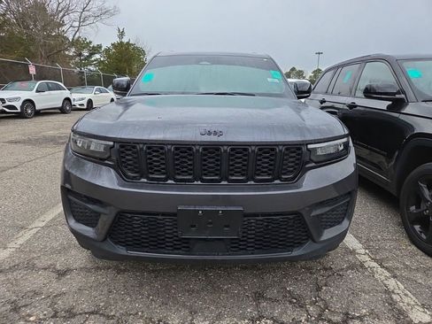 Used 2023 Jeep Grand Cherokee Altitude image 2