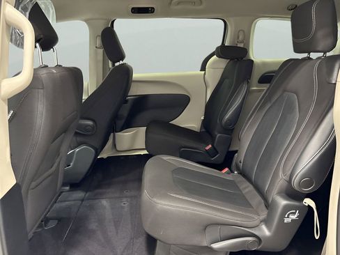 Used 2022 Chrysler Voyager LX image 17
