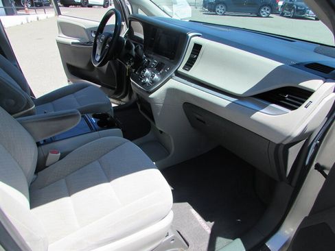 Used 2017 Toyota Sienna LE FWD image 29