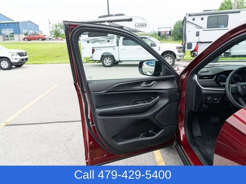 Used 2025 Jeep Grand Cherokee Altitude AWD/4WD image 13