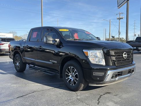 Used 2024 Nissan Titan SV w/ SV Convenience Package image 8