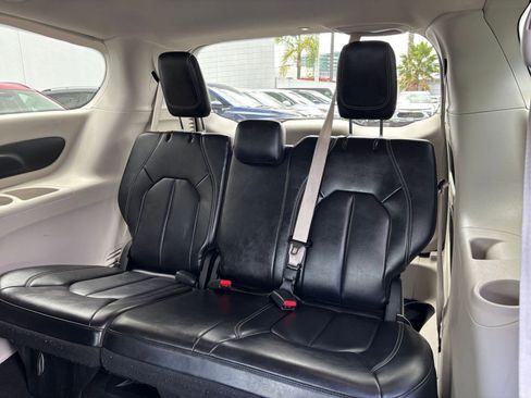Used 2023 Chrysler Pacifica Touring-L FWD image 31
