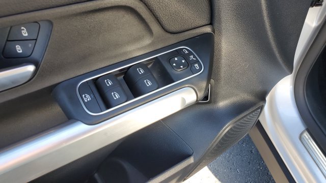 Used 2023 Mercedes-Benz GLB 250 4MATIC image 7