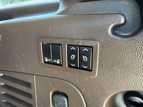 Used 2017 GMC Yukon XL Denali w/ Open Road Package AWD/4WD image 12
