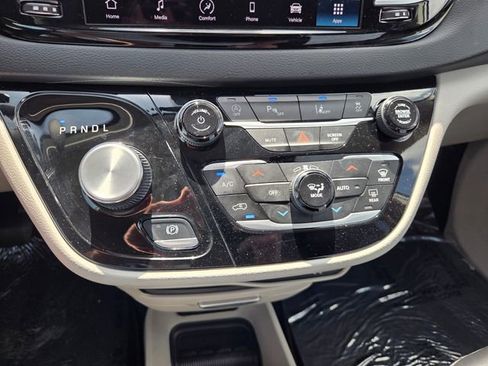 Used 2023 Chrysler Pacifica Touring-L image 28