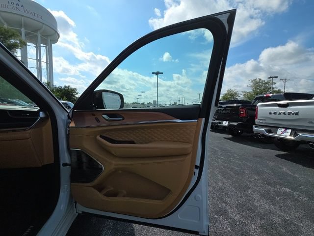 Used 2025 Jeep Grand Cherokee L Summit AWD/4WD image 12