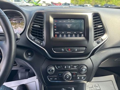Used 2021 Jeep Cherokee Latitude Plus AWD/4WD image 12