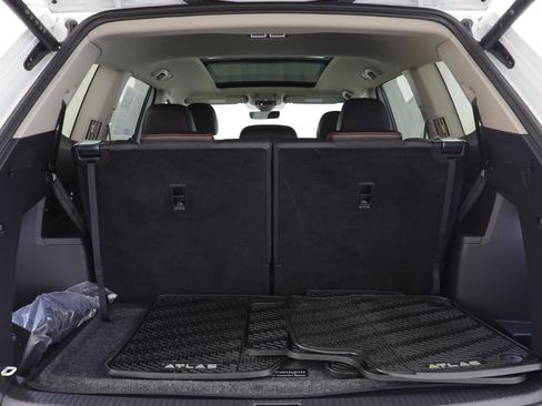 Used 2025 Volkswagen Atlas Peak Edition SE image 17