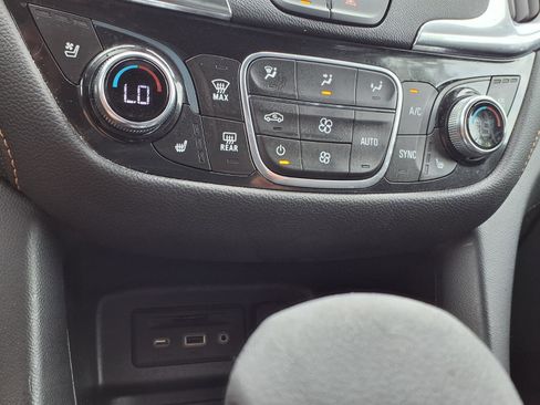 Used 2022 Chevrolet Equinox Premier AWD/4WD image 8