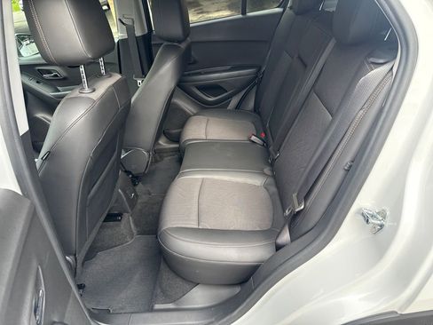 Used 2022 Chevrolet Trax LT w/ LT Convenience Package AWD/4WD image 9