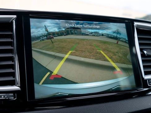 Used 2024 Chrysler Pacifica Touring-L FWD image 30