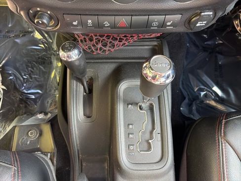 Used 2017 Jeep Wrangler Unlimited Rubicon image 16