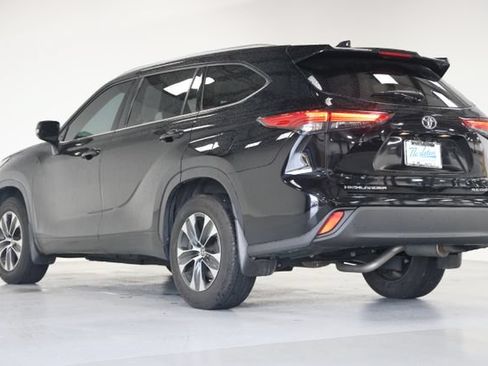 Used 2021 Toyota Highlander XLE AWD/4WD image 13