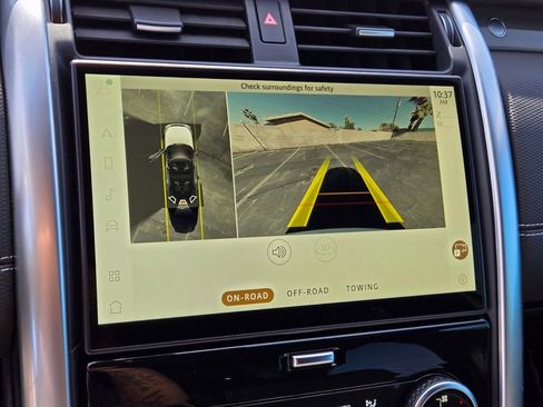 Used 2023 Land Rover Discovery Metropolitan Edition image 23